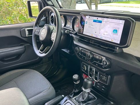 Certified 2025 Jeep Gladiator Sport AWD/4WD image 32