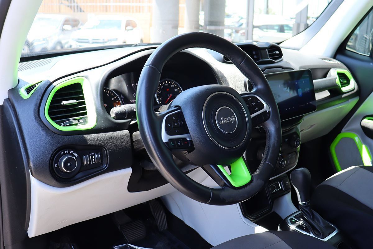 Used 2018 Jeep Renegade Latitude FWD image 40