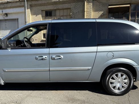 Used 2006 Chrysler Town & Country Touring image 19