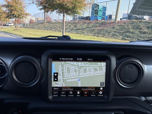 Certified 2023 Jeep Gladiator Willys image 30