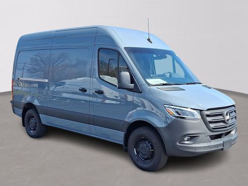 Used 2024 Mercedes-Benz Sprinter 2500 image 3