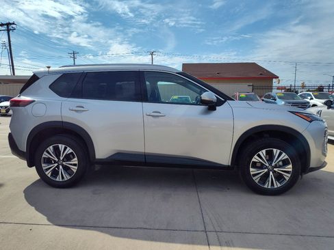 Used 2021 Nissan Rogue SV w/ Premium Package image 3