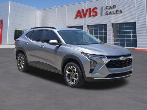 Used 2025 Chevrolet Trax LT w/ LT Convenience Package FWD image 3