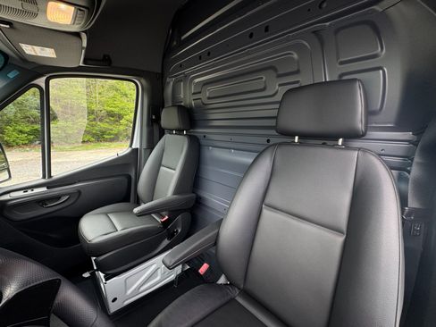 Used 2025 Mercedes-Benz Sprinter 2500 image 15