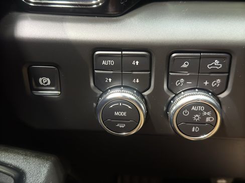 Used 2025 GMC Sierra 1500 AT4 w/ AT4 Premium Package AWD/4WD image 39