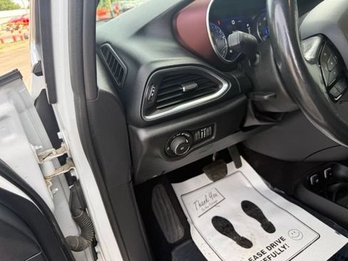 Used 2019 Chrysler Pacifica Touring-L FWD image 16