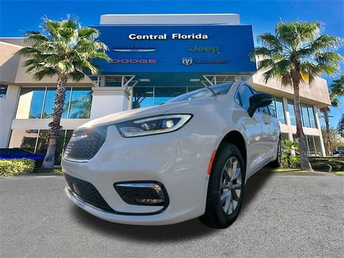 New 2026 Chrysler Pacifica Limited w/ Uconnect Theater Family Group image 9