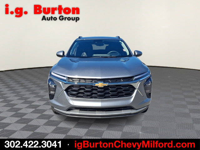 Used 2025 Chevrolet Trax LT FWD image 2