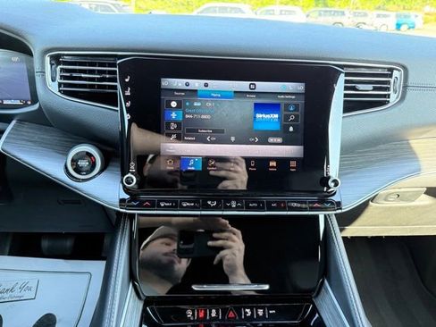 Used 2024 Jeep Wagoneer Series II w/ Flexible Seating Group image 18