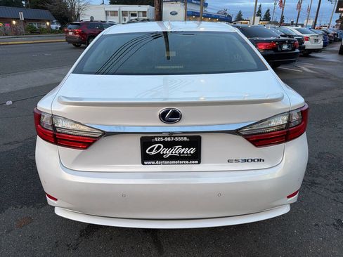 Used 2017 Lexus ES 300h w/ Luxury Package image 4