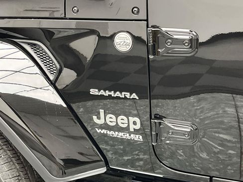 Used 2022 Jeep Wrangler Unlimited Sahara w/ Cold Weather Group AWD/4WD image 31
