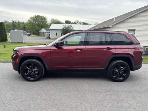 Used 2023 Jeep Grand Cherokee Limited w/ Black Appearance Package AWD/4WD image 7