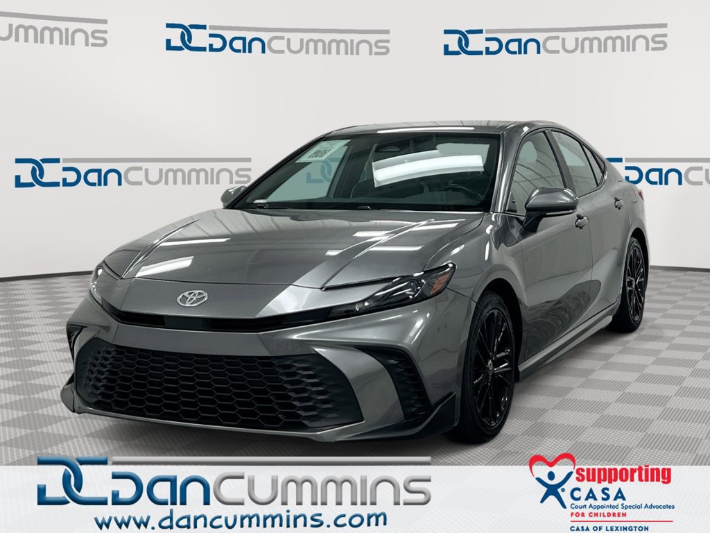 Used 2025 Toyota Camry SE FWD image 1