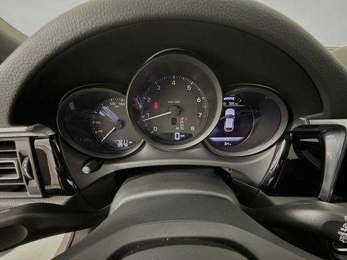 Certified 2025 Porsche Macan image 16
