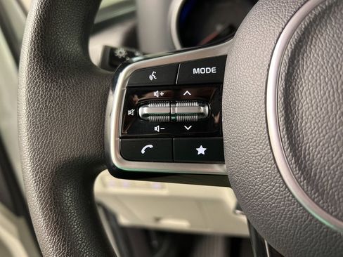 Used 2023 Kia Carnival LX image 16