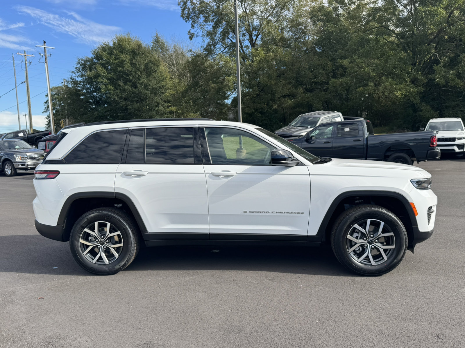New 2027 Jeep Grand Cherokee Laredo RWD image 4