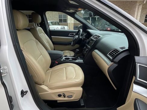 Used 2017 Ford Explorer XLT w/ Equipment Group 202A FWD image 28