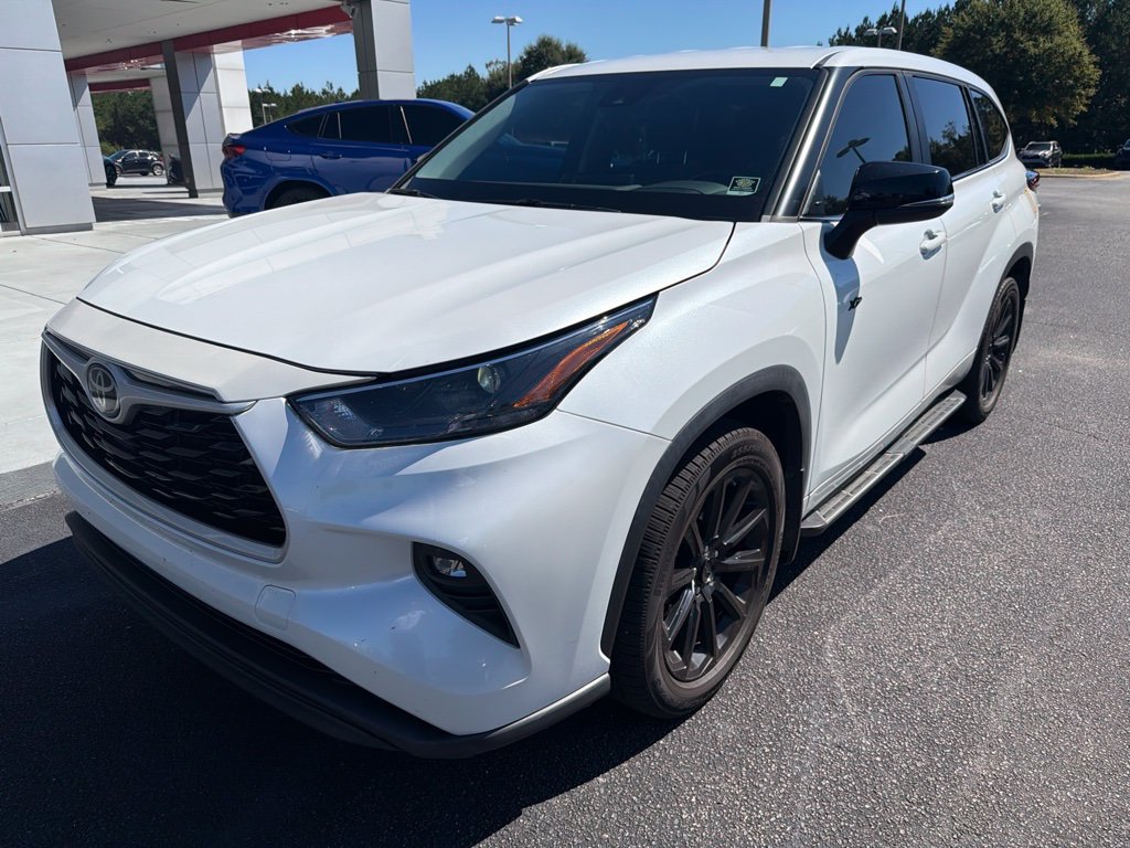 Used 2023 Toyota Highlander LE AWD/4WD image 2
