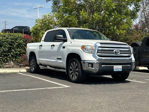 Used 2016 Toyota Tundra SR5 w/ SR5 Upgrade Package AWD/4WD image 2