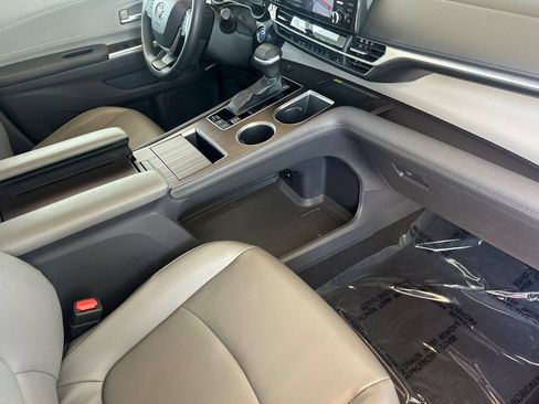 Certified 2022 Toyota Sienna XLE w/ XLE Plus Package FWD image 20