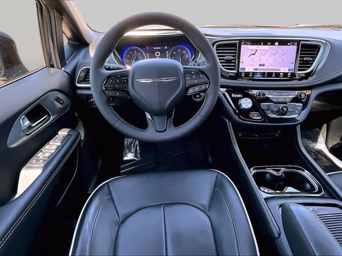 Used 2026 Chrysler Pacifica Limited w/ Uconnect Theater Family Group FWD image 5