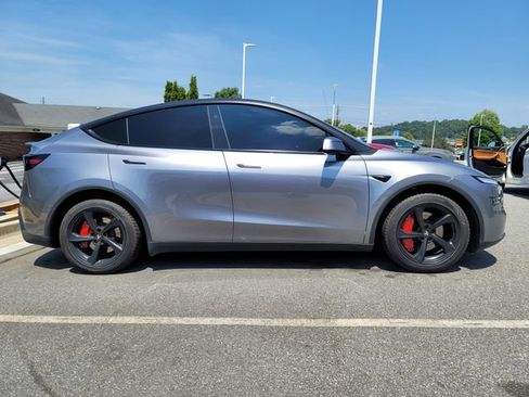 Used 2026 Tesla Model Y AWD image 4