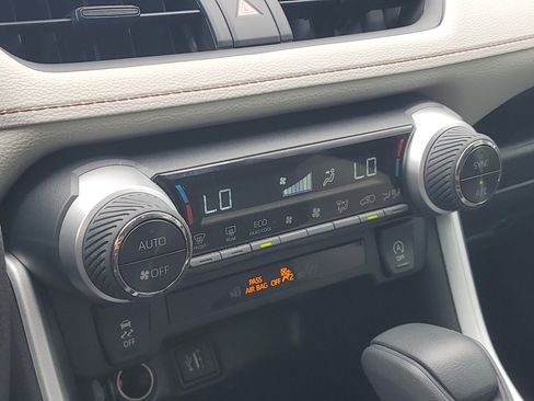 Certified 2025 Toyota RAV4 XLE w/ Convenience Package FWD image 30