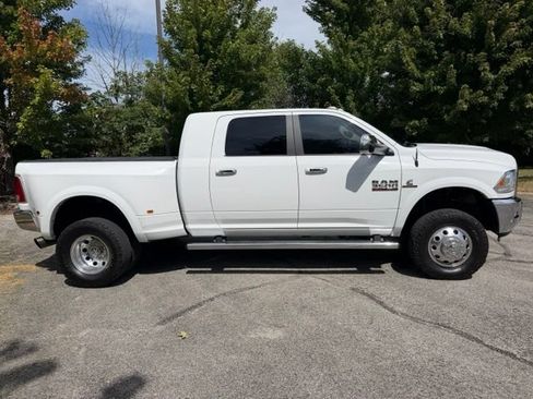 Used 2018 RAM 3500 Laramie w/ Convenience Group AWD/4WD image 3