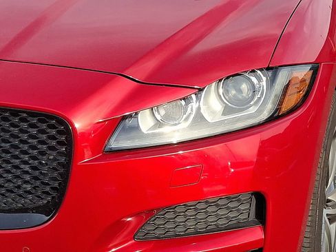 Used 2020 Jaguar F-PACE Premium image 9