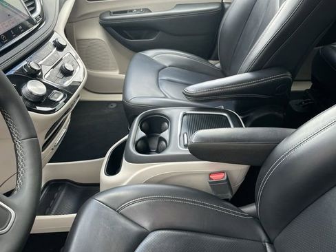 Used 2023 Chrysler Pacifica Touring-L FWD image 20