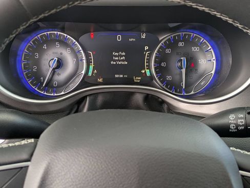Used 2023 Chrysler Pacifica Touring-L FWD image 17