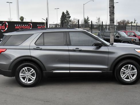 Used 2022 Ford Explorer XLT w/ Equipment Group 202A image 9