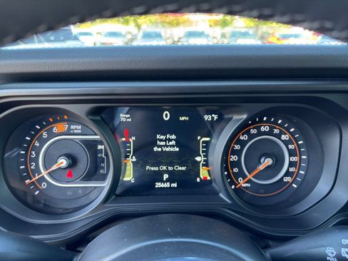 Used 2025 Jeep Wrangler Unlimited Sahara AWD/4WD image 35