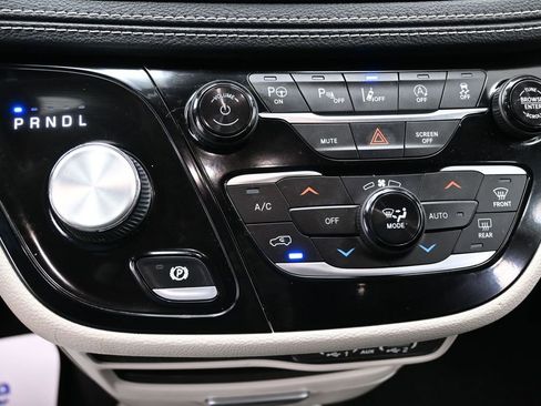 Used 2023 Chrysler Pacifica Touring-L FWD image 28