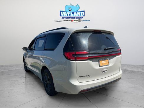 Certified 2021 Chrysler Pacifica Touring-L w/ S Appearance Package image 3