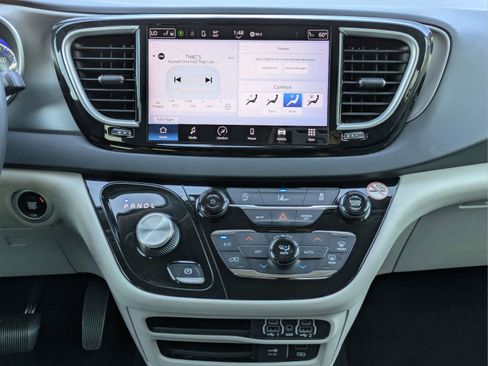 Used 2022 Chrysler Pacifica Touring-L FWD image 16