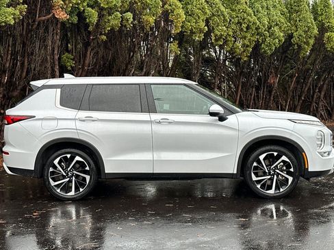 Used 2024 Mitsubishi Outlander SE image 3