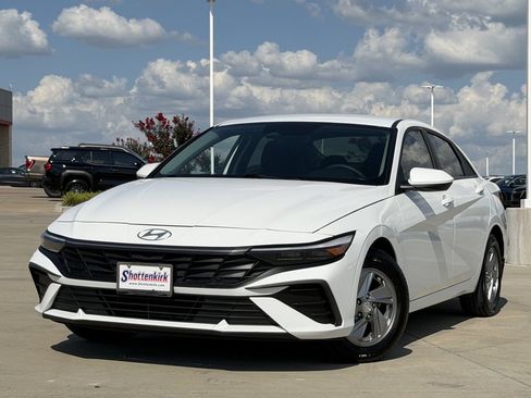 Used 2024 Hyundai Elantra SE FWD image 2