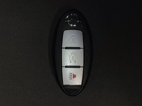 Used 2022 Nissan Titan S image 32