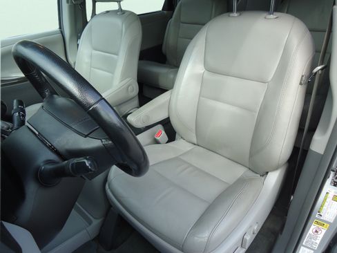 Used 2015 Toyota Sienna XLE Premium AWD/4WD image 25