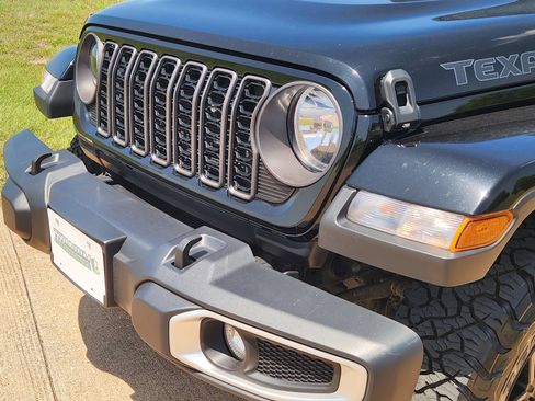 Used 2024 Jeep Gladiator Sport AWD/4WD image 10
