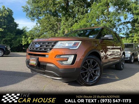 Used 2017 Ford Explorer XLT w/ Equipment Group 202A AWD/4WD image 2