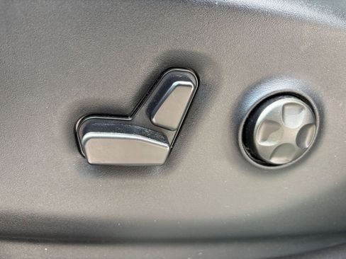 Used 2025 Chrysler Pacifica Limited image 23