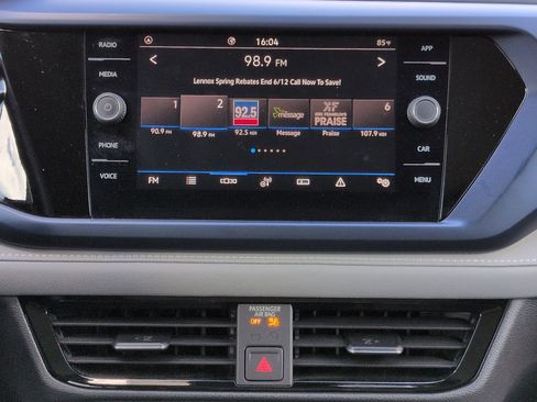 Used 2024 Volkswagen Taos SE w/ Panoramic Sunroof Package FWD image 18