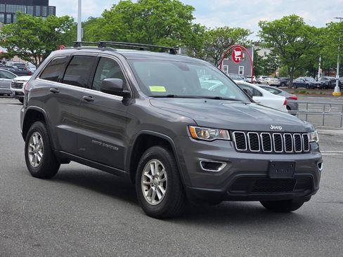 Used 2018 Jeep Grand Cherokee Laredo AWD/4WD image 3
