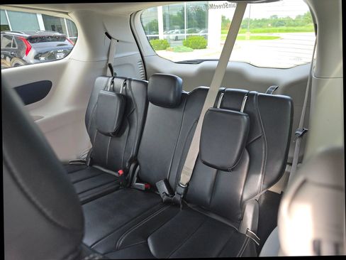 Used 2023 Chrysler Pacifica Touring-L FWD image 12