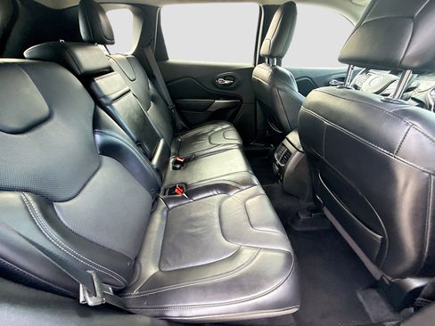 Used 2019 Jeep Cherokee Limited FWD image 28