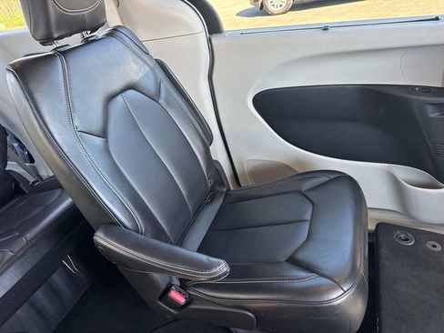 Used 2024 Chrysler Pacifica Touring-L image 19