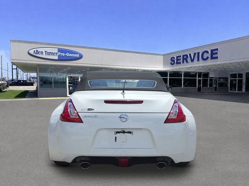 Used 2018 Nissan 370Z Roadster RWD image 7