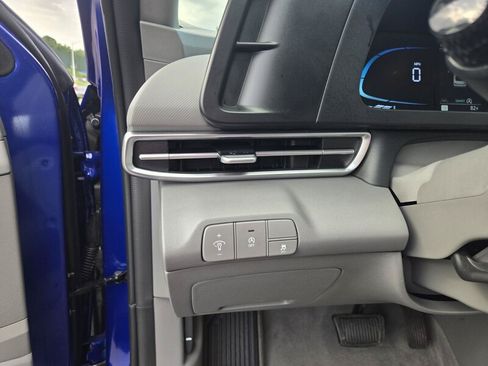 Used 2025 Hyundai Elantra SE FWD image 12